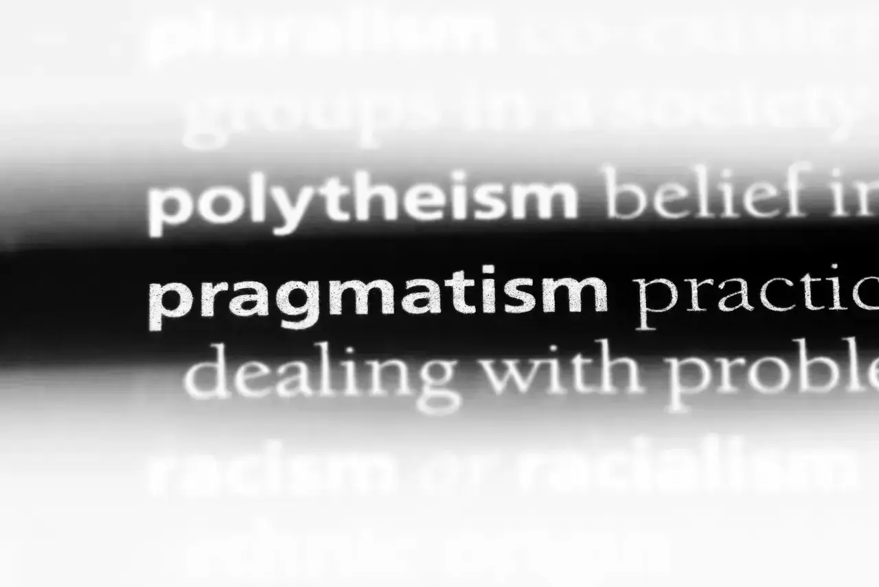 Pragmatyzm: praktyczne podejście do rozwiązywania problemów, zamiast teoretyzowania.
