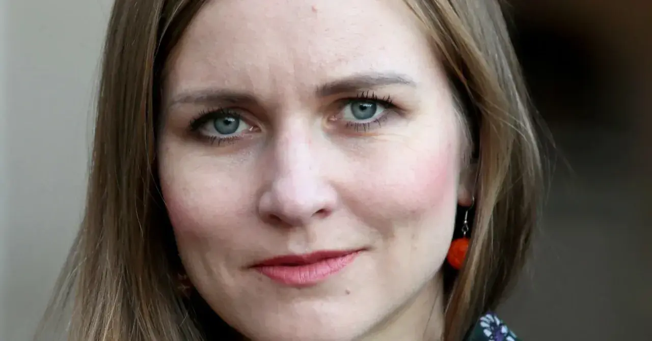 Portret Doroty Masłowskiej. Jej wykształcenie, choć nie widoczne na zdjęciu, kształtuje jej spojrzenie.