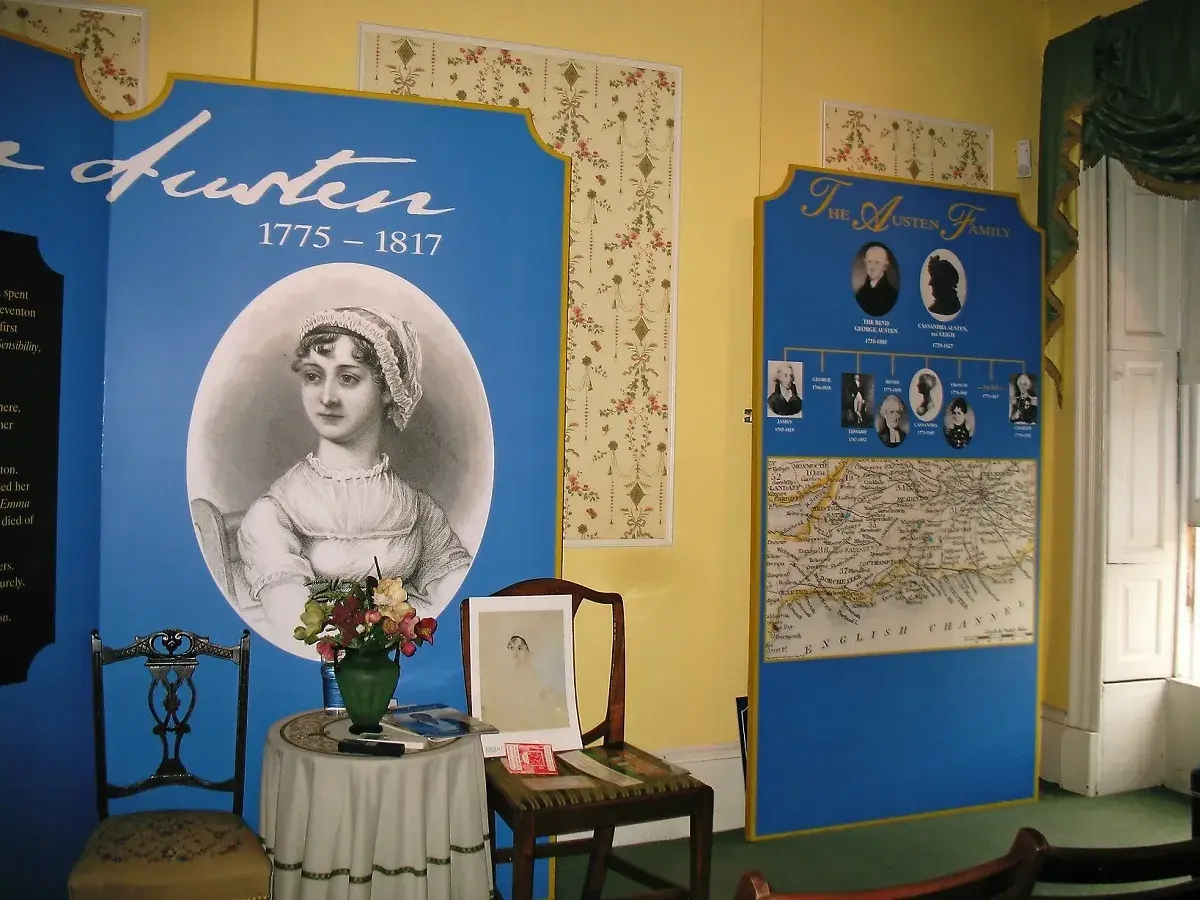 Wystawa o Jane Austen i jej rodzinie. Portret pisarki i drzewo genealogiczne ukazujące jej rodzeństwo.