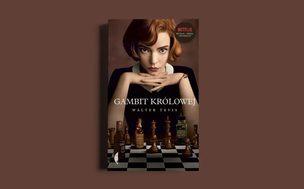 Beth Harmon, bohaterka serialu "Gambit Królowej", w otoczeniu szachów i buteleczek.