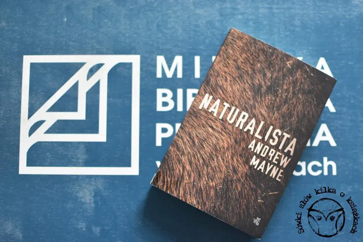 Książka "Naturalista" Andrew Mayne'a na tle logo wydawnictwa. Taka spokojna, czytelnicza idylla.