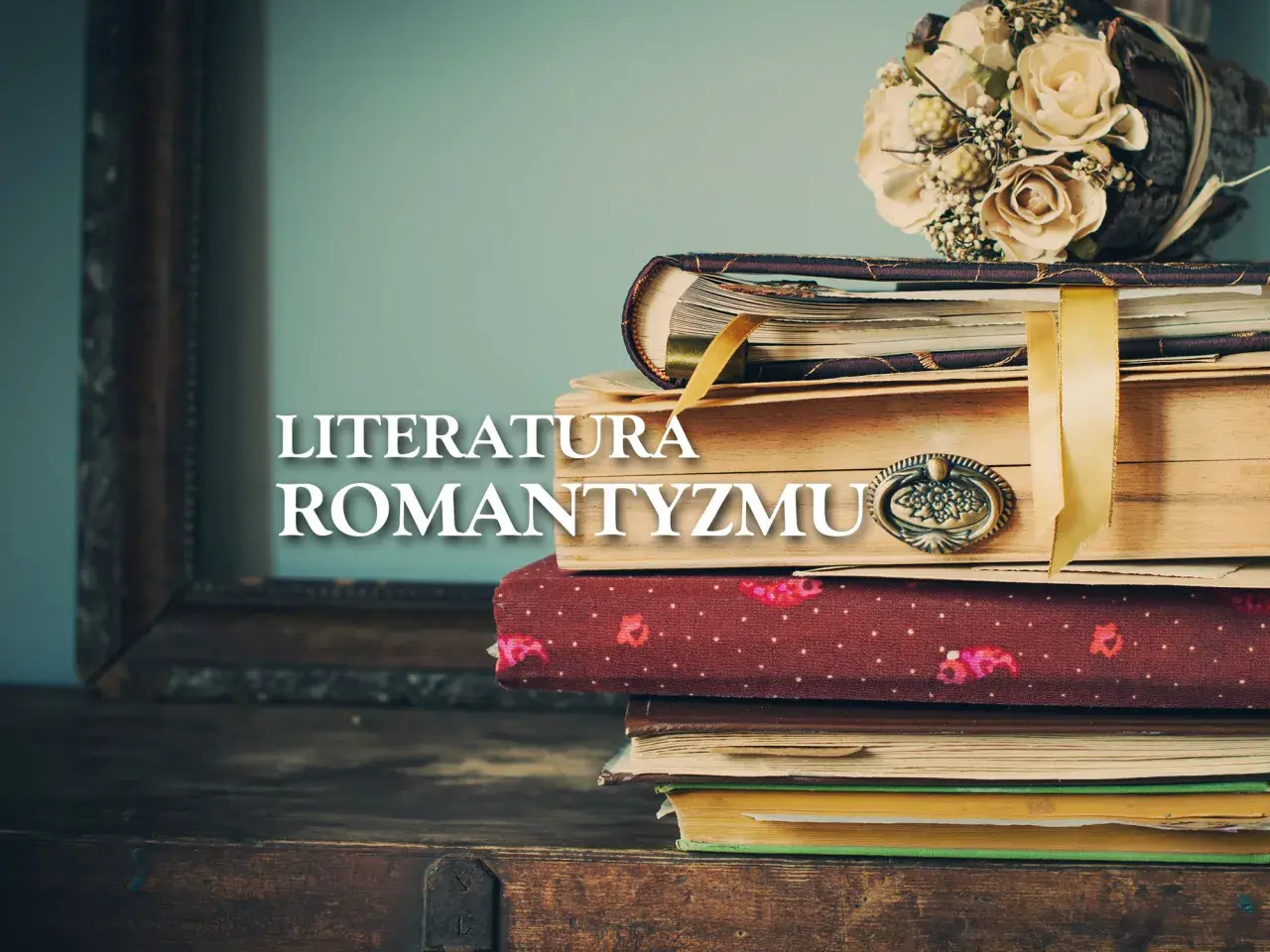 Stos starych książek, bukiet z suszonych kwiatów i napis "Literatura Romantyzmu". Odkryj cechy ballady w tej romantycznej aranżacji.