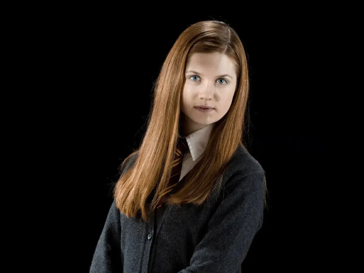 Ginny Weasley, jedna z kluczowych postaci z serii Harry Potter, w szkolnym mundurku.