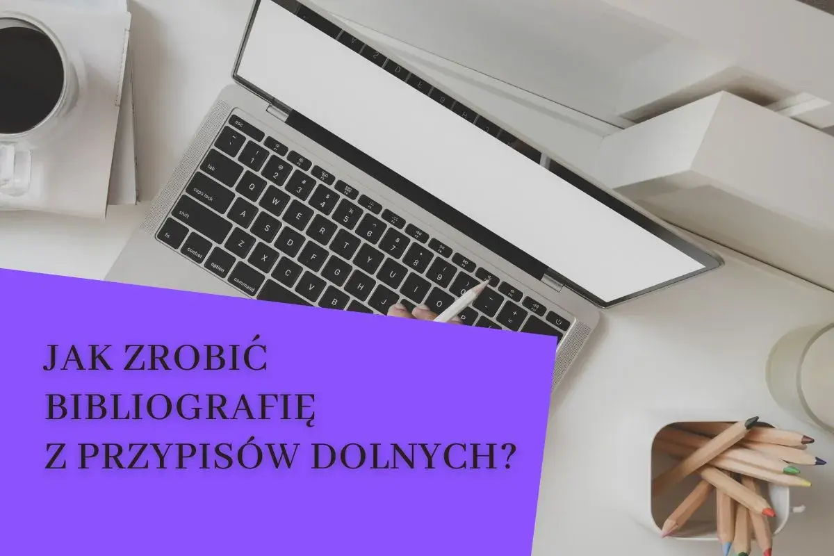 Laptop, kawa i kredki na biurku. Tekst "Jak zrobić bibliografię z przypisów dolnych?" sugeruje tworzenie pracy naukowej.