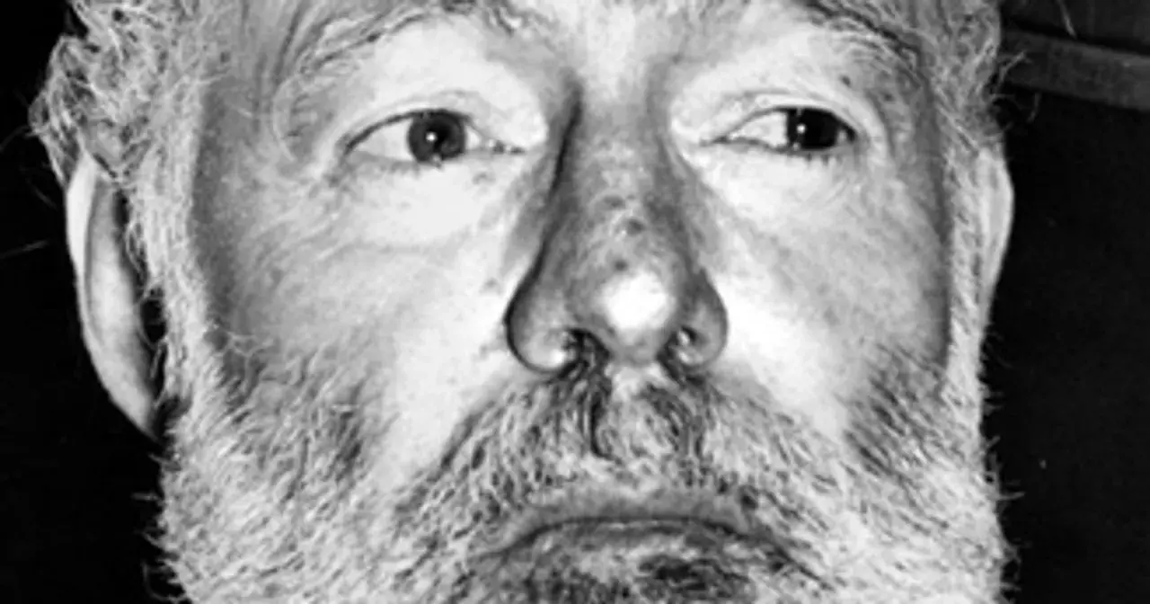Zbliżenie na twarz Ernesta Hemingwaya z siwą brodą i zmarszczkami. Ciekawe fakty o pisarzu.