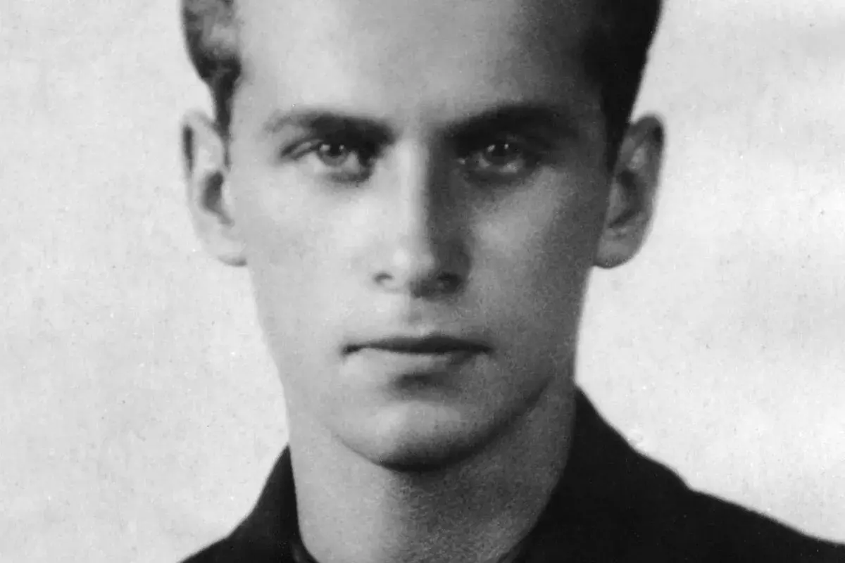 Portret Krzysztofa Kamila Baczyńskiego. Ciekawostki o jego życiu i twórczości mogą zaskoczyć.