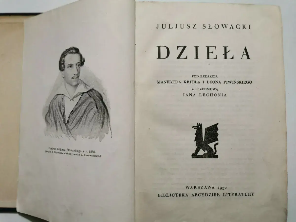 Otwarta księga z portretem Juliusza Słowackiego i tytułem "Dzieła". To wydanie zawiera jego najważniejsze utwory.