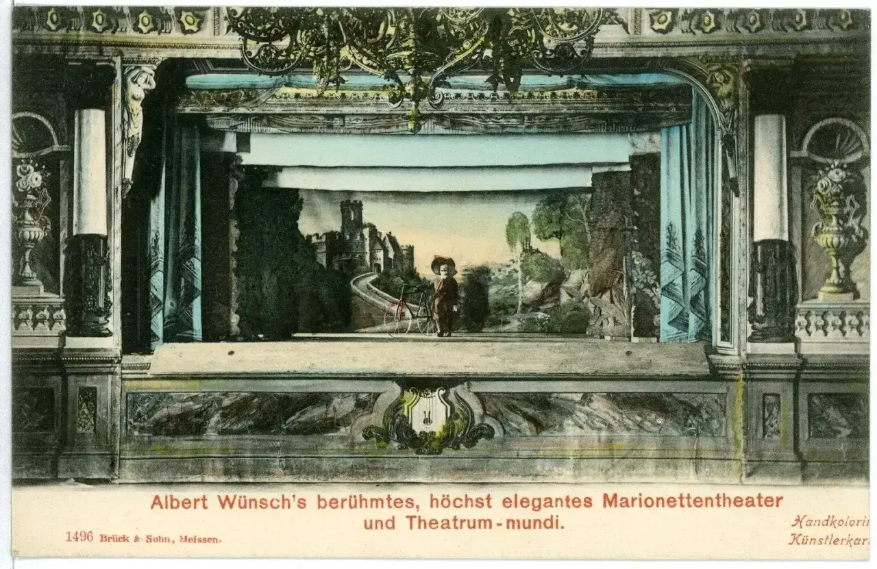 Scena teatru lalek Alberta Wünscha, eleganckie theatrum mundi z zamkiem i postacią.
