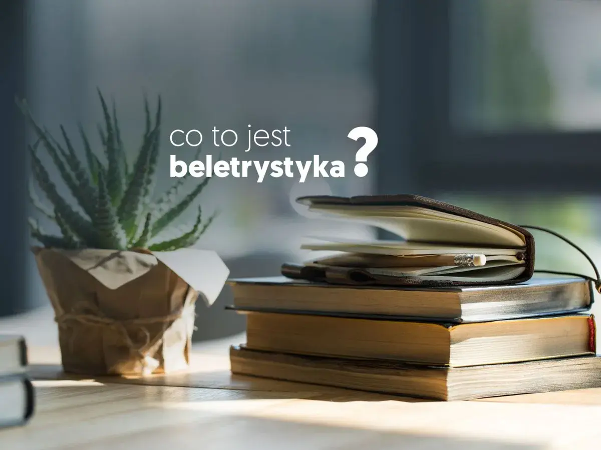 Książki i roślina na biurku, a nad nimi pytanie: "co to jest beletrystyka?".