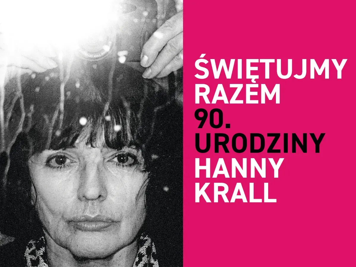 Portret Hanny Krall, która świętuje 90. urodziny. Obok niej widać aparat fotograficzny.
