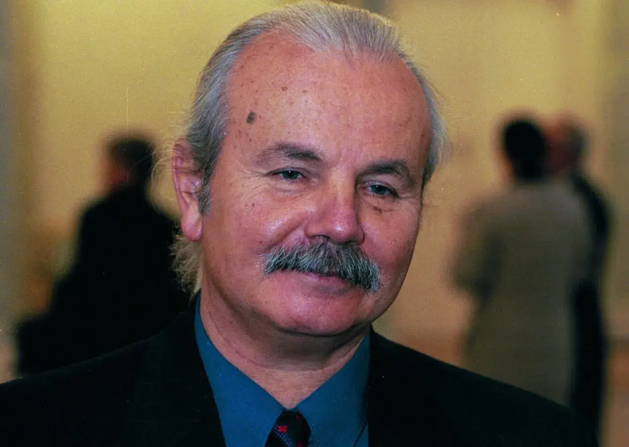 Portret Marka Kotańskiego, który inspirował się książkami o terapii.