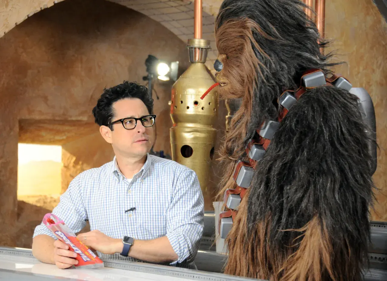 J.J. Abrams w towarzystwie Chewbakki, być może omawiają strategię na Tatooine.