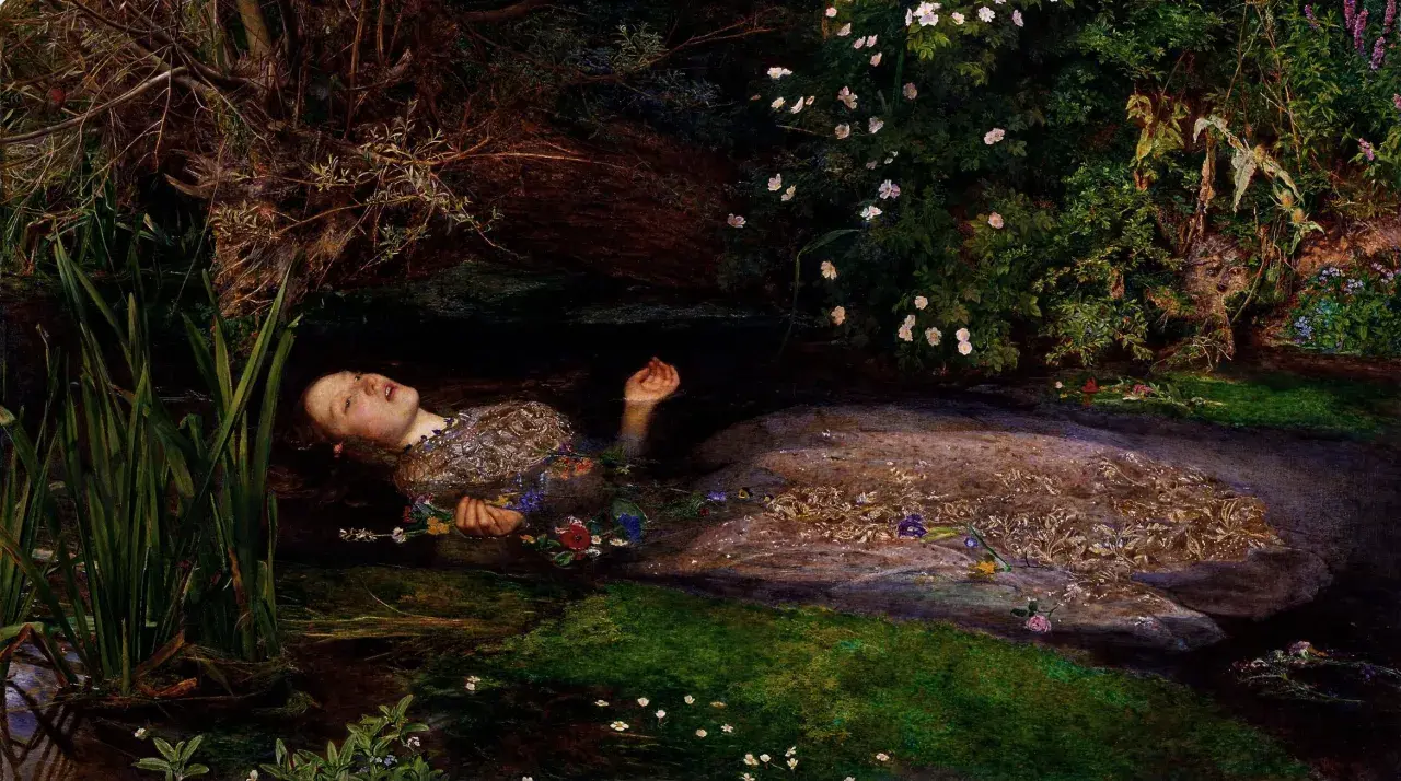 Ofelia, młoda kobieta, dryfuje w wodzie, otoczona kwiatami i zielenią. Jej twarz jest spokojna, a dłonie wyciągnięte.