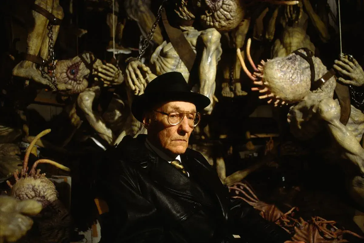 William S. Burroughs w otoczeniu groteskowych, organicznych form, jakby wyjętych z jego powieści.