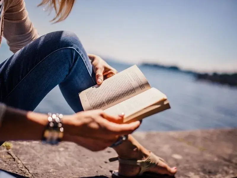 Czy literatura uczy człowieka jak żyć? Odkryj jej moc moralną