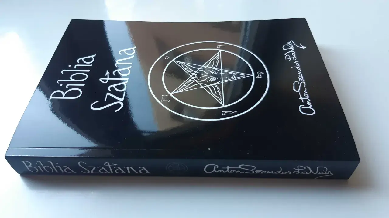 Czarna okładka Biblii Szatana z pentagramem i podpisem Antona Szandora LaVeya.