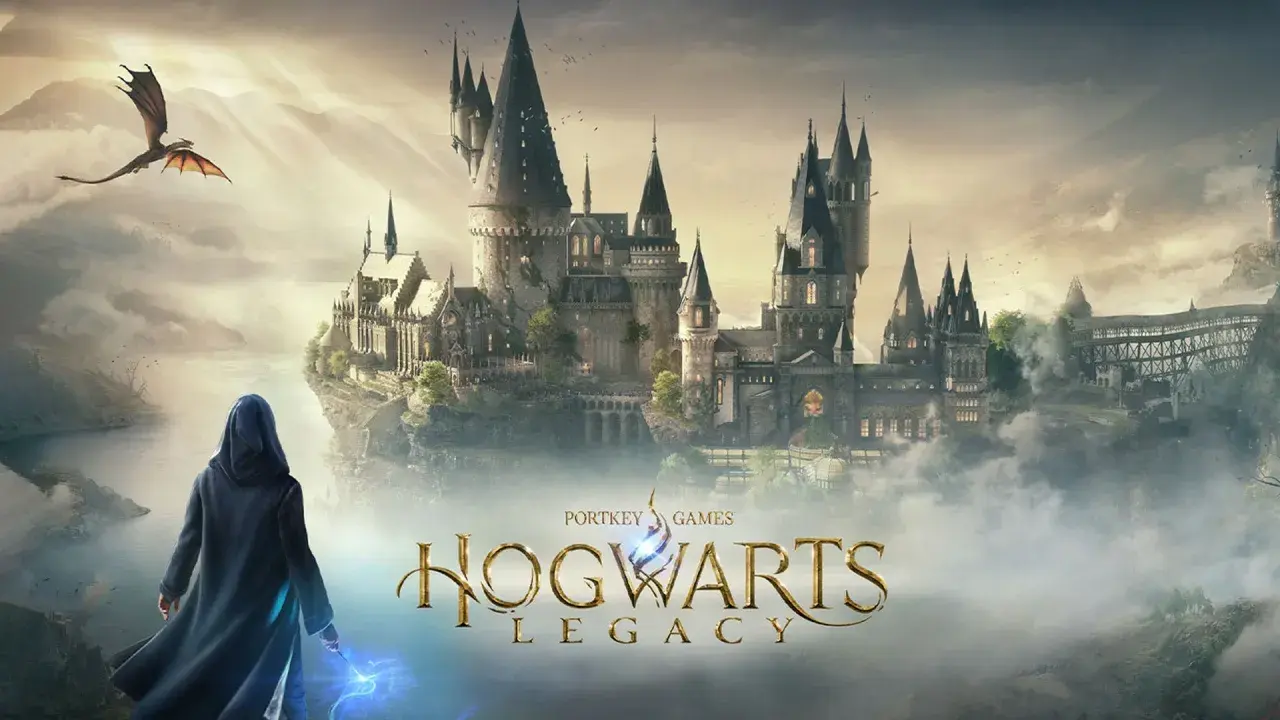 Postać w kapturze z różdżką przed zamkiem Hogwart, z latającym smokiem w tle. Tytuł gry "Hogwarts Legacy".