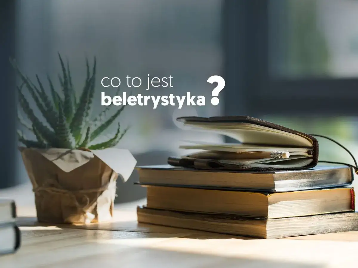 Książki i roślina na biurku, a nad nimi pytanie: "co to jest beletrystyka?".