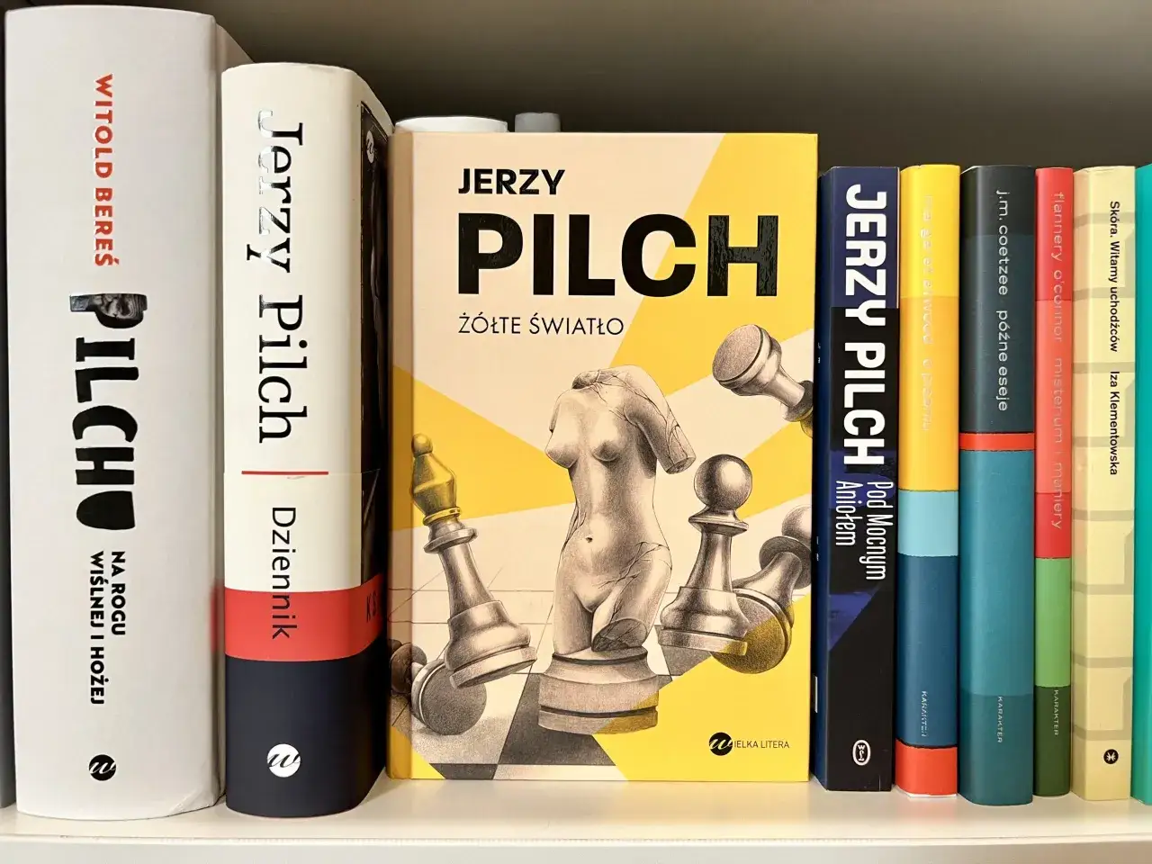 Książki Jerzego Pilcha na półce. Centralne miejsce zajmuje
