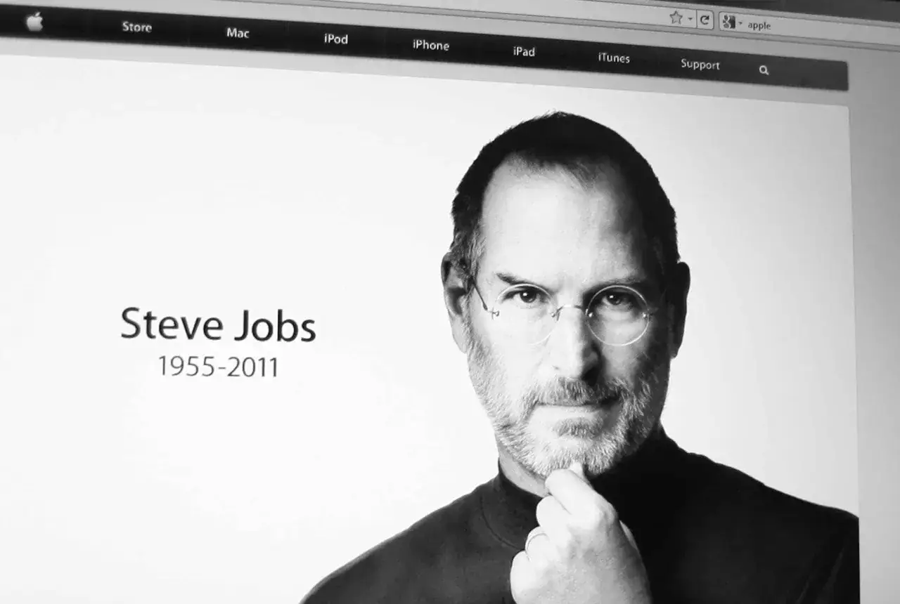 Portret Steve'a Jobsa z datami życia. Ciekawe fakty o jego życiu i karierze.