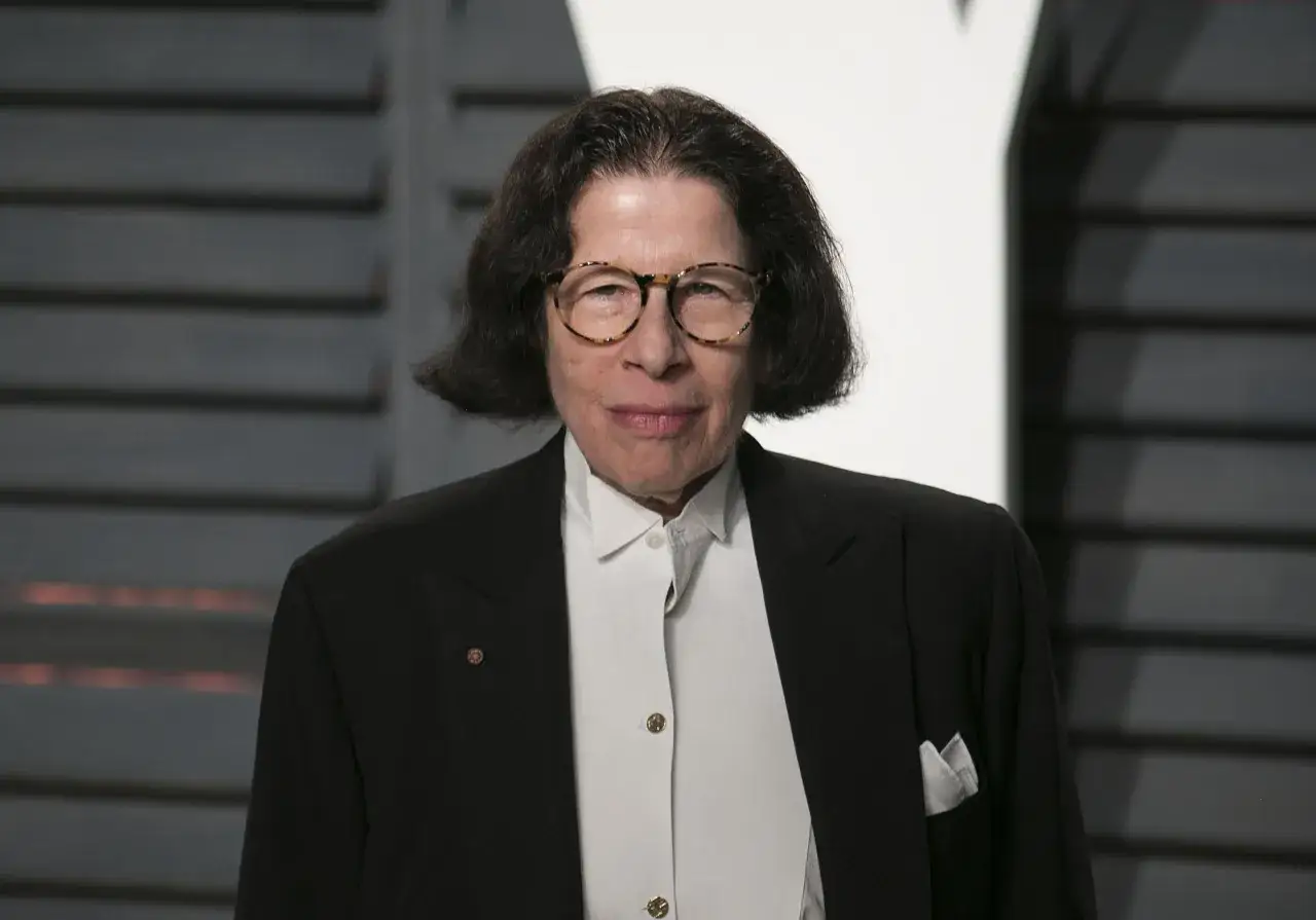 Fran Lebowitz, znana z ciętego dowcipu i błyskotliwych obserwacji, w okularach i czarnym żakiecie. Jej książki to skarbnica mądrości.