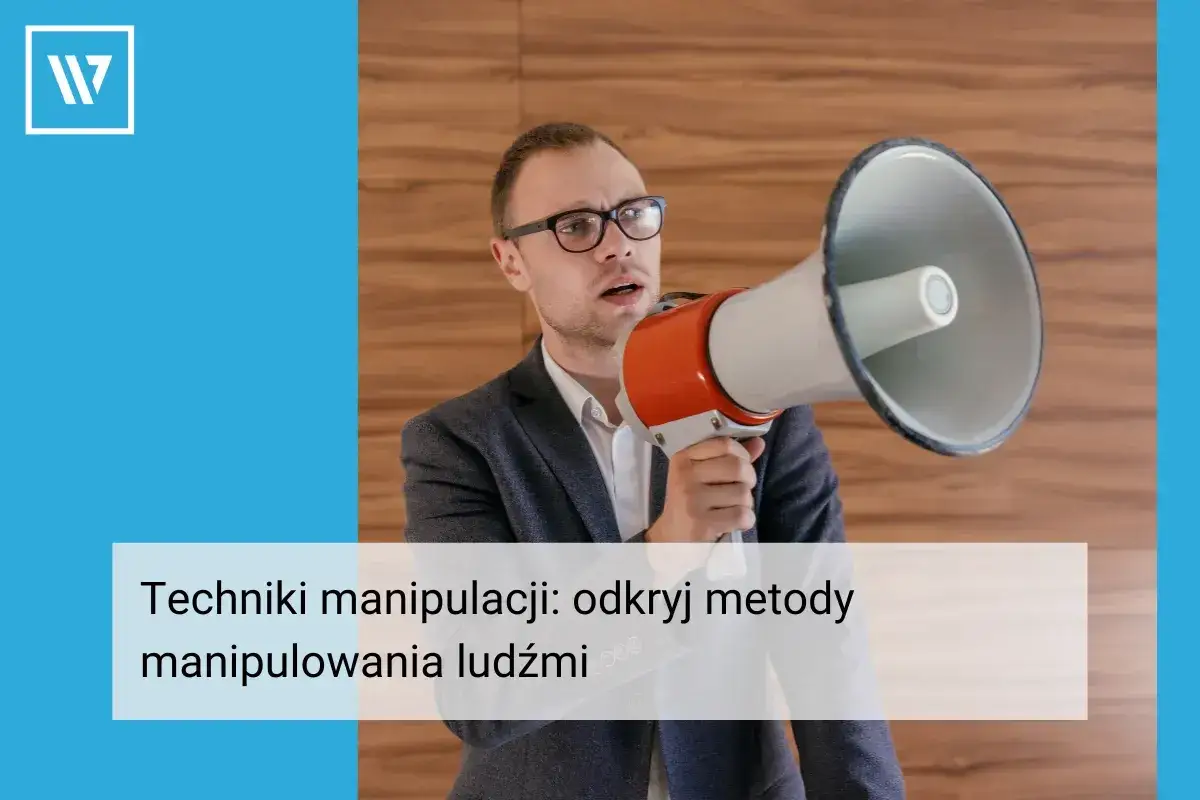 Mężczyzna z megafonem, którego wyraz twarzy sugeruje demagogię, krzyczy hasła.
