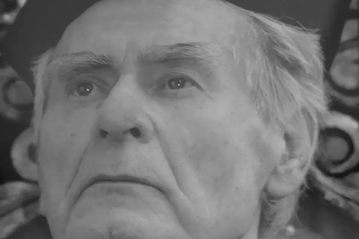 Portret Wiesława Myśliwskiego, uchwycony w intymnym momencie, ukazuje głębię jego myśli.