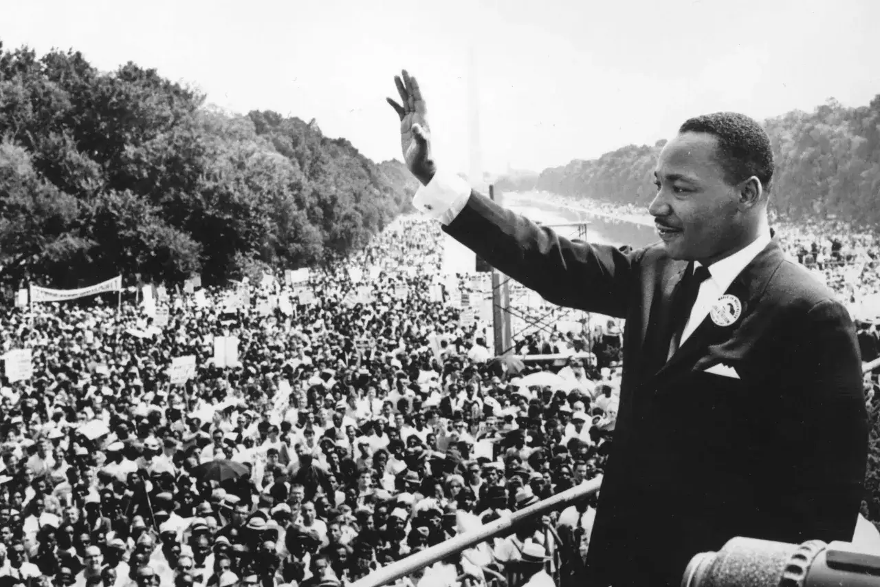 Martin Luther King Jr., pacyfista, przemawia do tłumu podczas Marszu na Waszyngton.