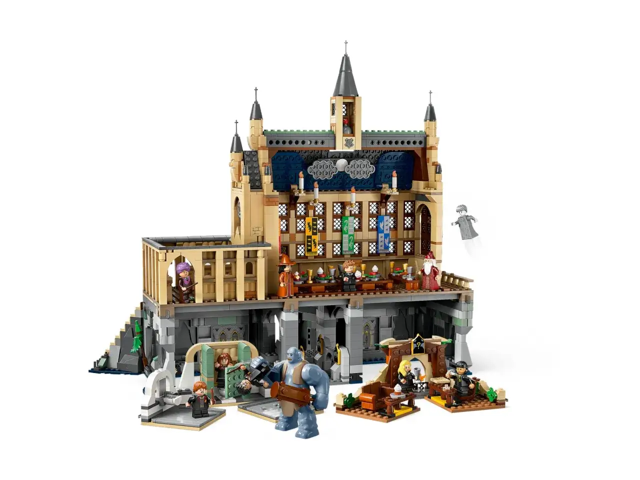 Zamek Hogwart z klocków LEGO, z uczniami, gigantem i latającym duchem.