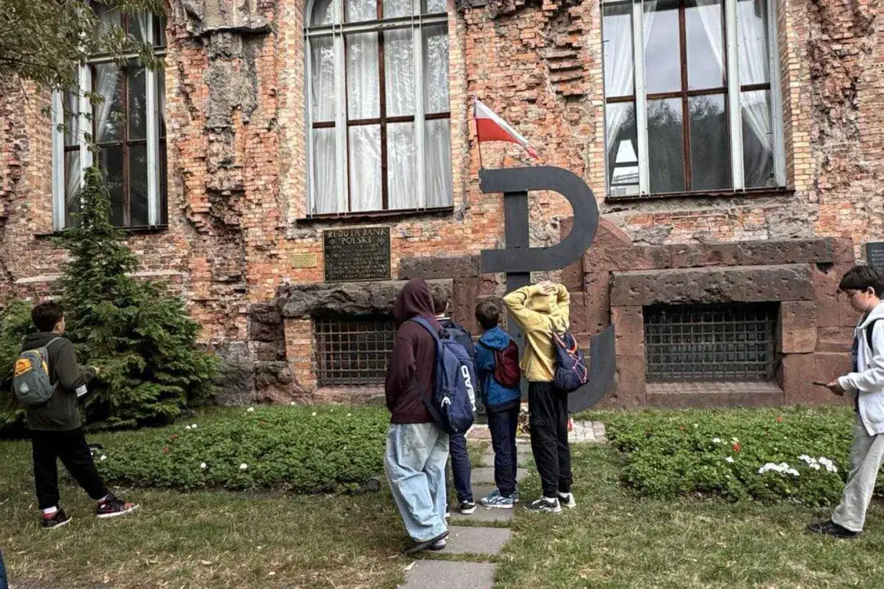 Młodzież przy Pomniku Kotwicy, symbolu Polski Walczącej. Miejsce to przypomina o bohaterstwie opisanym w