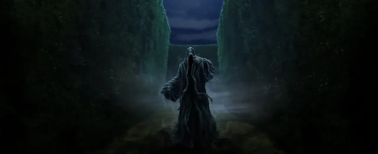 Mroczny dementor w kapturze stoi pośrodku ciemnego labiryntu z żywopłotu, otoczony mgłą.