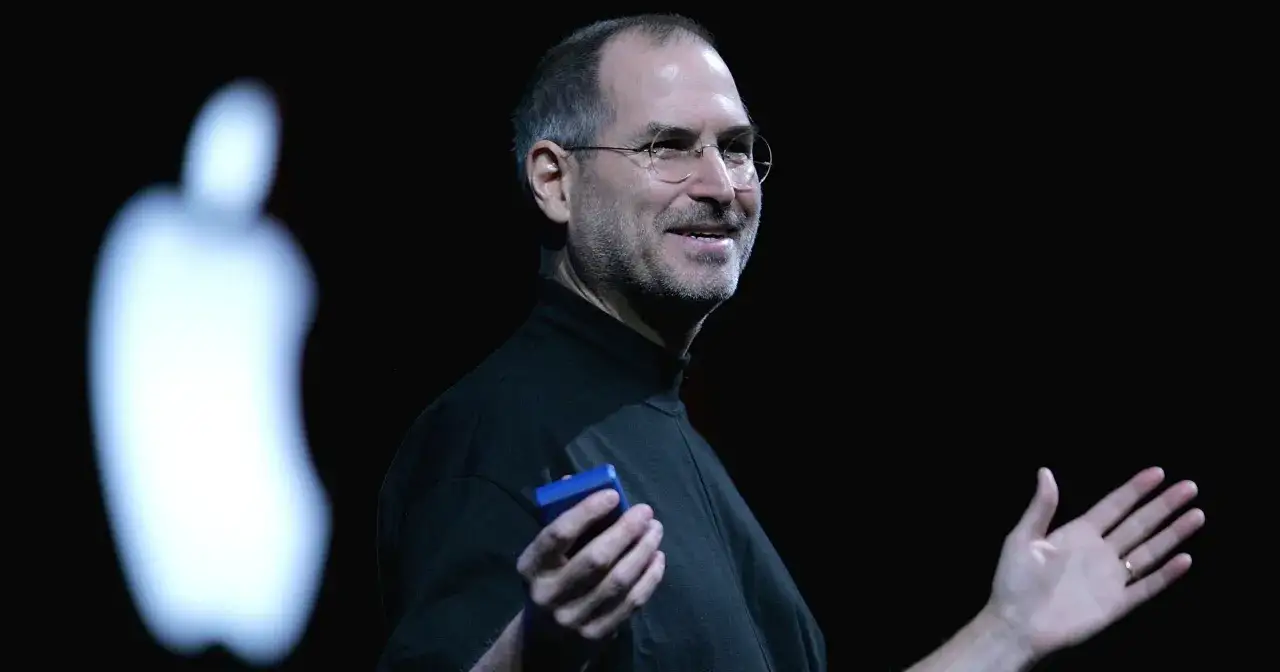 Steve Jobs, w czarnym golfie, prezentuje niebieskie urządzenie. Ciekawostki o jego innowacyjności.