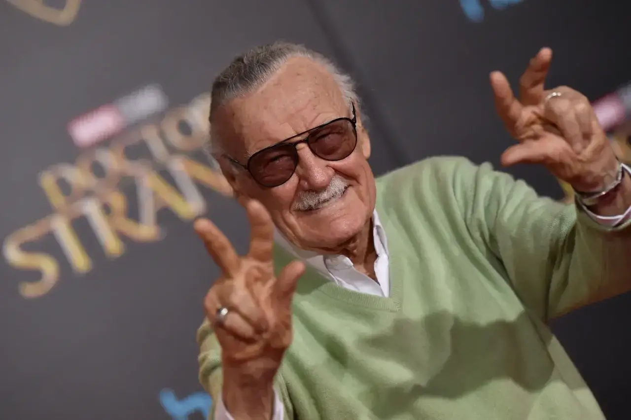 Uśmiechnięty Stan Lee, legenda Marvela, pozdrawia fanów.