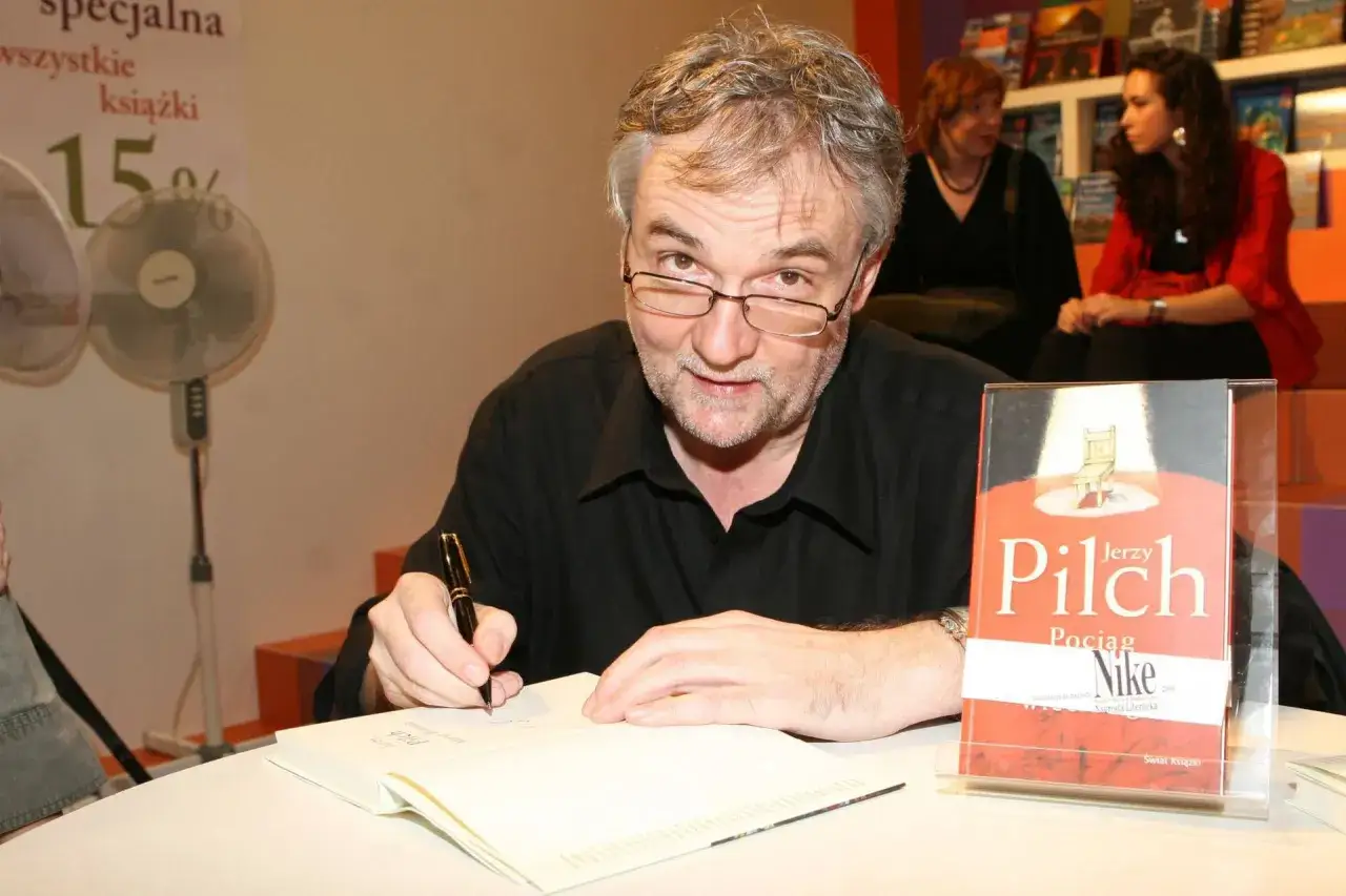 Jerzy Pilch podpisuje swoje książki, w tym