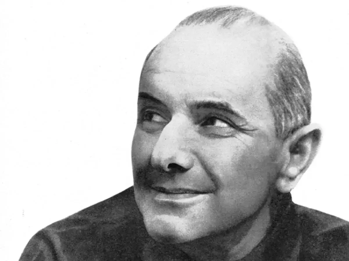 Portret Jerzego Leca, autora aforyzmów alfabetycznie. Jego spojrzenie sugeruje głębię myśli.