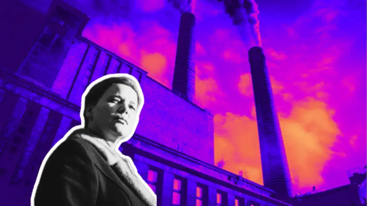 Ołowiane dzieci, prawdziwa historia. Kobieta na tle dymiących kominów fabrycznych, symbolizująca trudne czasy i ich wpływ na przyszłe pokolenia.
