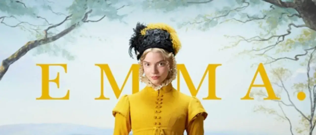 Anya Taylor-Joy jako Emma, bohaterka powieści Jane Austen, w żółtej sukni i ozdobnym nakryciu głowy.