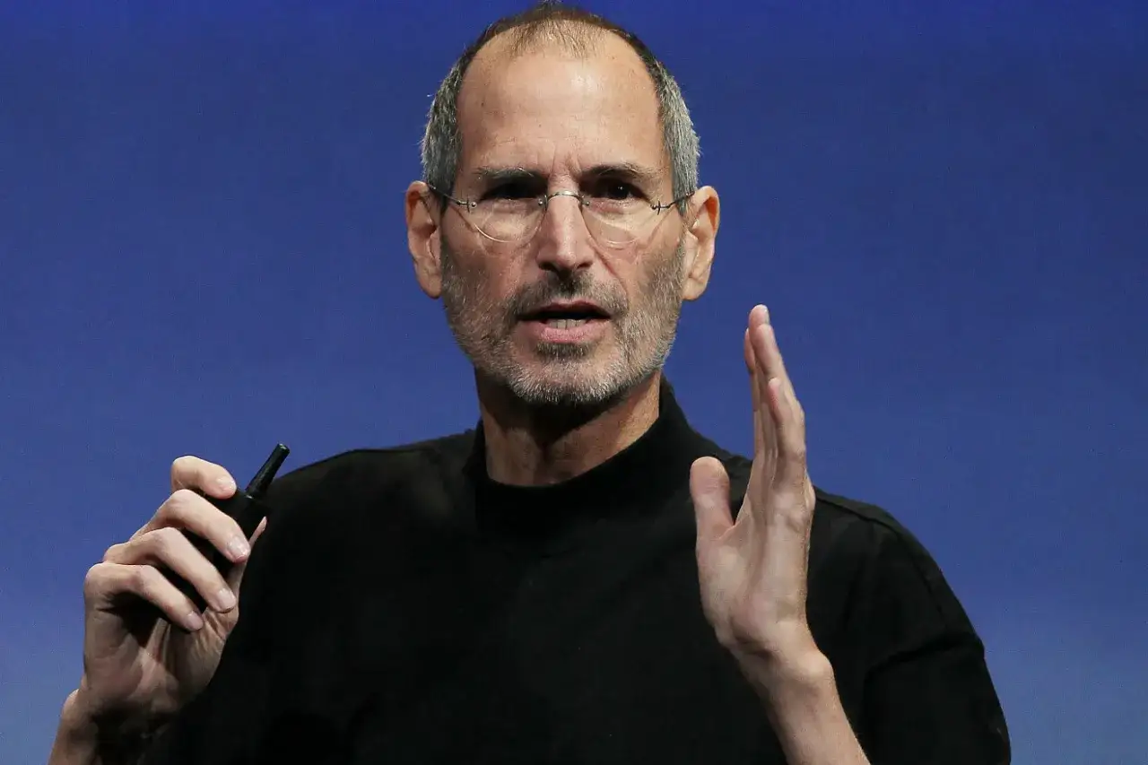 Steve Jobs, w okularach i czarnym golfie, trzyma w dłoni mały przedmiot. Ciekawe, co wtedy zapowiadał?