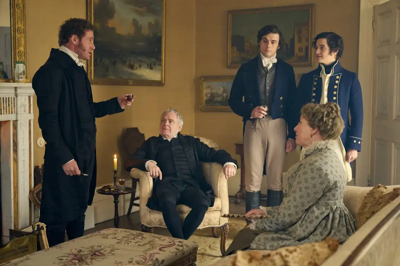 Rodzeństwo Jane Austen w strojach z epoki, w eleganckim salonie, dyskutuje przy kieliszkach wina.