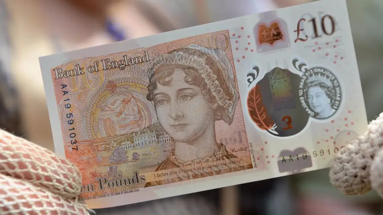 Dziesięciofuntowy banknot z wizerunkiem Jane Austen. Ciekawostki o pisarce można znaleźć na jego rewersie.