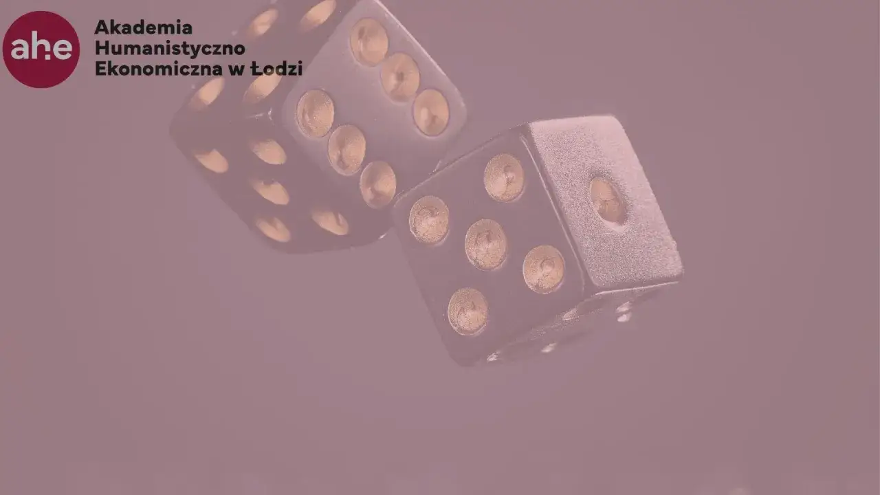 Dwa czarne kości do gry, symbolizujące fatum, unoszą się na tle logo Akademii Humanistyczno-Ekonomicznej w Łodzi.