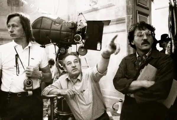 Na planie filmowym, gdzie Allan Starski tworzy swoje scenografie, reżyser wskazuje kierunek.