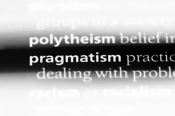 Pragmatyzm: praktyczne podejście do rozwiązywania problemów, zamiast teoretyzowania.