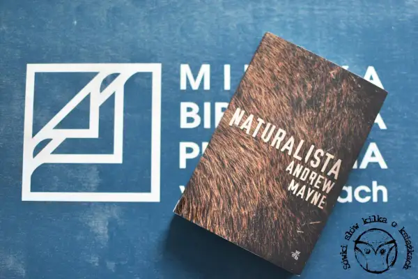 Książka "Naturalista" Andrew Mayne'a na tle logo wydawnictwa. Taka spokojna, czytelnicza idylla.