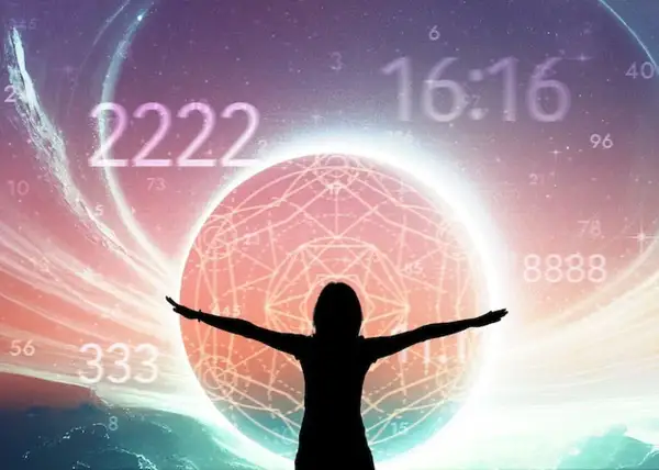 Sylwetka osoby z rozłożonymi rękami na tle kosmicznej wizji z liczbami. 888 znaczenie symbolizuje obfitość i duchowe wsparcie.