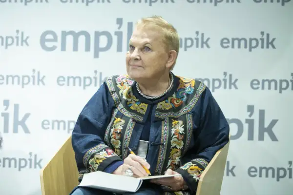 Elżbieta Dzikowska, pisarka, opowiada o swoich podróżach i dzieciach.