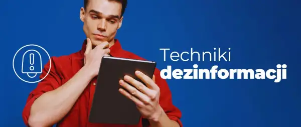Mężczyzna zamyślony nad tabletem, obok symbol ostrzeżenia i napis "Techniki dezinformacji". Uważaj na demagogię w sieci.