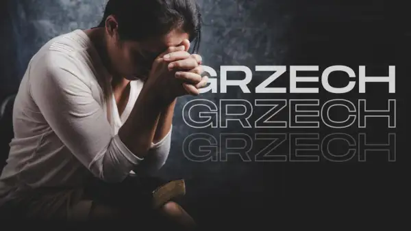 Kobieta z złożonymi dłońmi nad Biblią, pogrążona w modlitwie, symbolizująca ciężkie grzechy i pokutę.