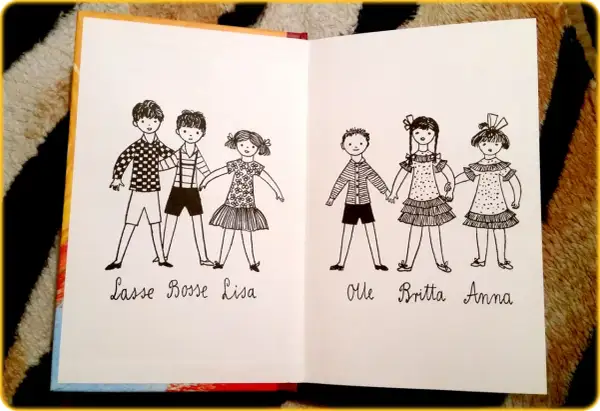 Ilustracja przedstawia dzieci z Bullerbyn: Lasse, Bosse, Lisa, Olle, Britta i Annę, trzymające się za ręce.